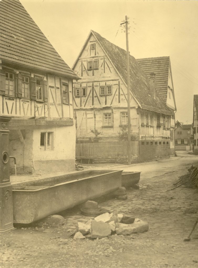 Bachstraße 3-7 und Brunnen um 1912