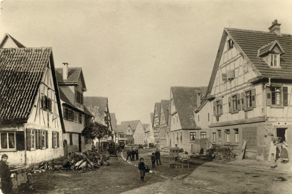 Blick vom Rathaus in Untere Hauptstraße um 1900