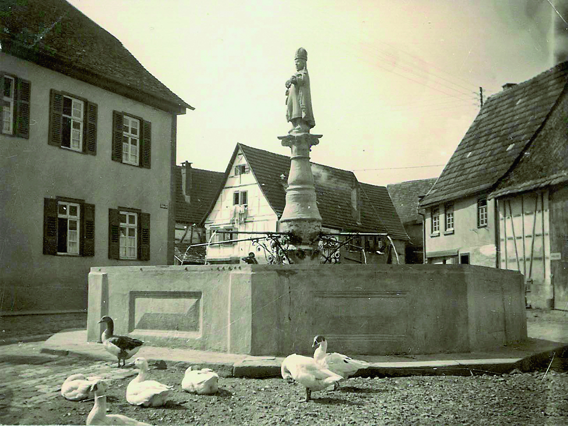 Gerlinger Brunnen mit Urban zum Rathaus gewandt; um 1926