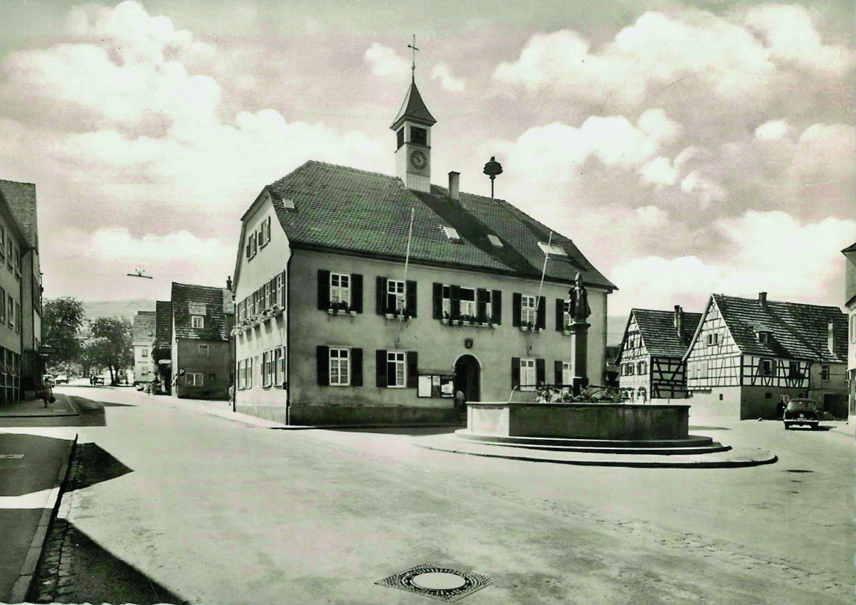 Gerlinger Rathaus mit renoviertem Urbanbrunnen; um 1955