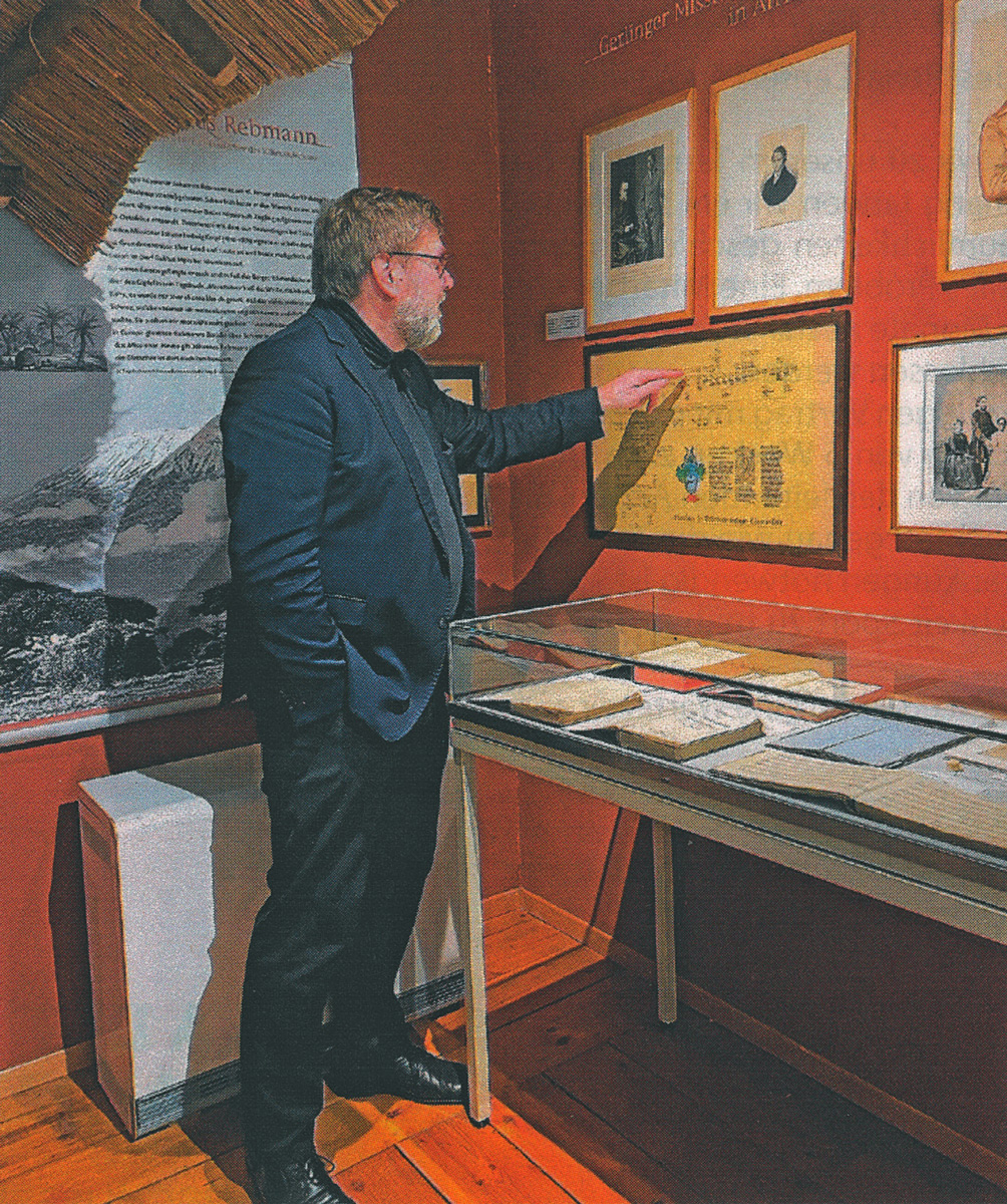 Markus Rösler erklärt in der Missionars-Abteilung des Museums, wo seine Familie im großen Stammbaum des Rebmanns zu finden ist.