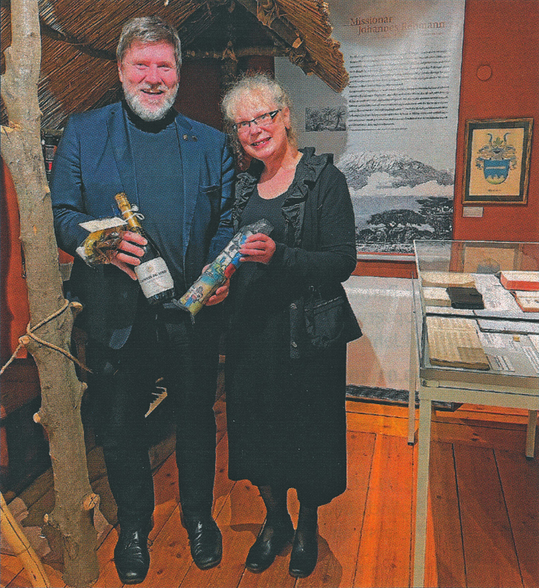 Birgit Knolmayer überreicht Markus Rösler als Dank einen Schirm der Stadt Gerlingen.